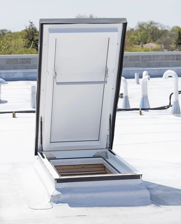 Wyłaz dachowy do dachu płaskiego FAKRO DRL